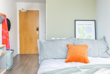 Gold En Suite at Dunaskin Mill, 5 Dunaskin Court, West End, Glasgow, G116QJ - Image 2